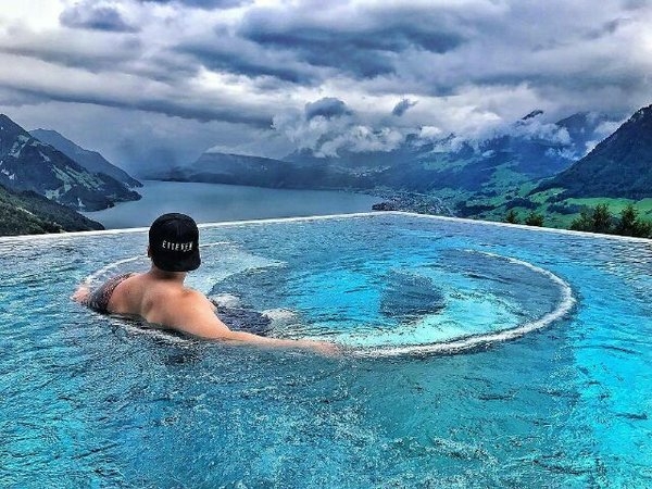 瑞士山上的海边情侣唯美图片