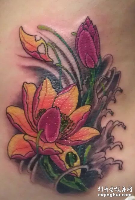 莲花与花蕾纹身图案