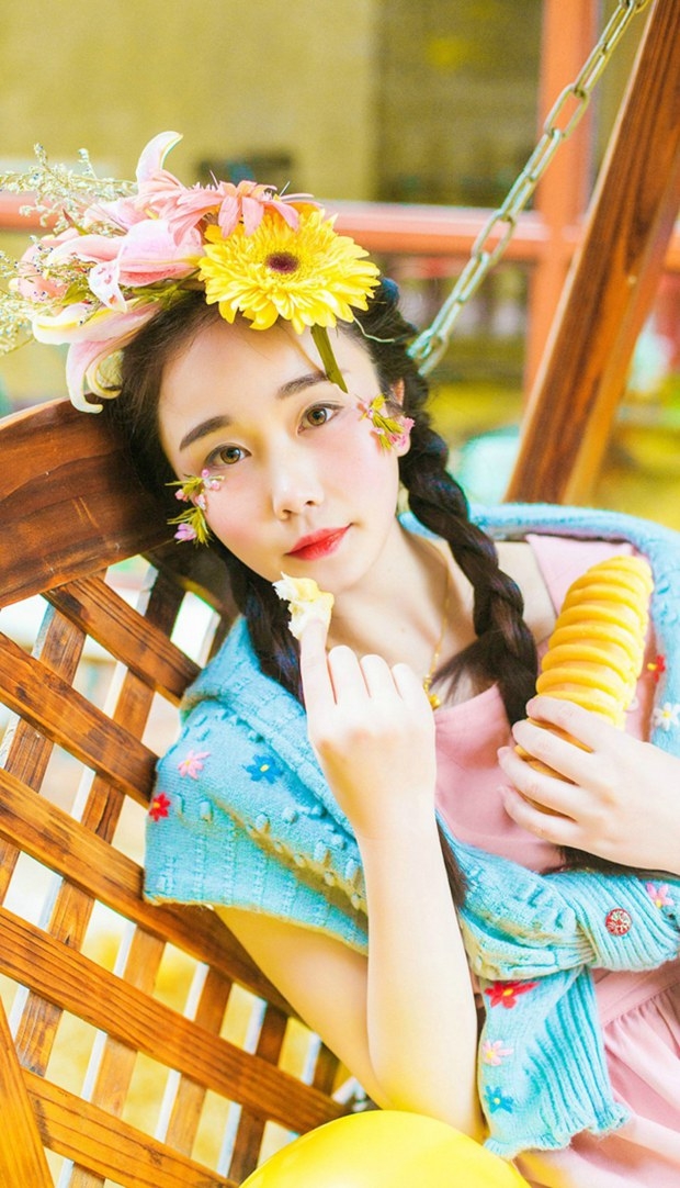 麻花辫带花可爱少女图片