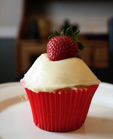 甜蜜红色草莓蛋糕美味图片