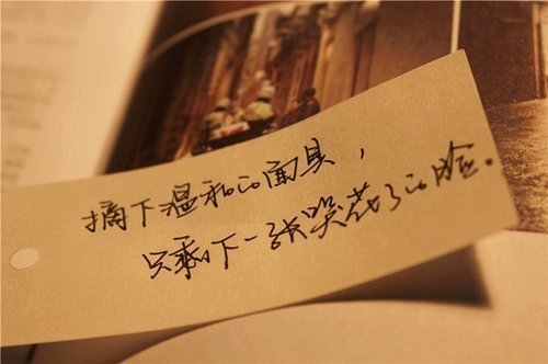 温和的面具下，是一张哭花了的脸