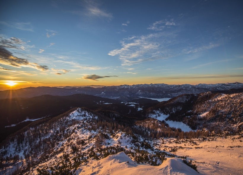 白茫茫的雪山风景图片