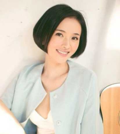 宽脸女生适合的发型 中分修颜显气质
