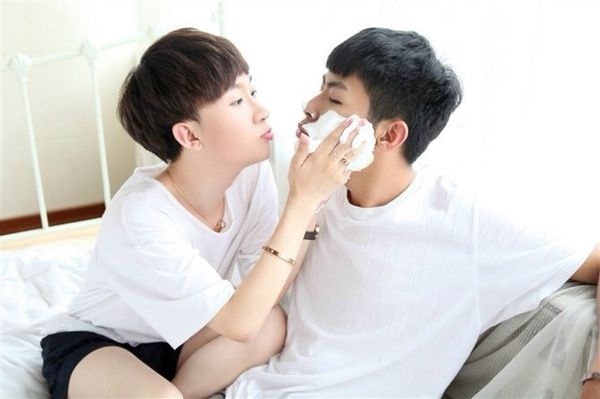 亮瞎你们的眼，一对GAY的结婚照。