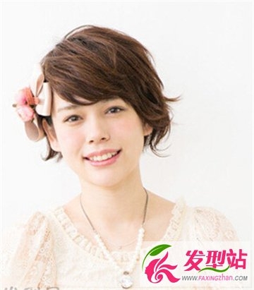 2015最新女生气质短发发型 单纯的甜美发型