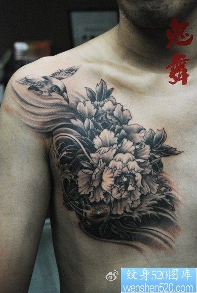男人胸前黑灰牡丹花纹身图片