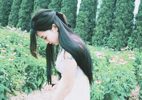 仙女舞动着轻纱 在清新自然的森林中跳舞