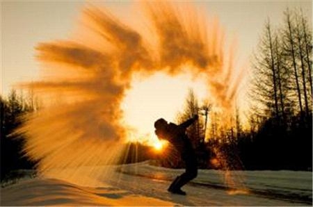 唯美泼水成冰意境图片素材 泼水成冰原理