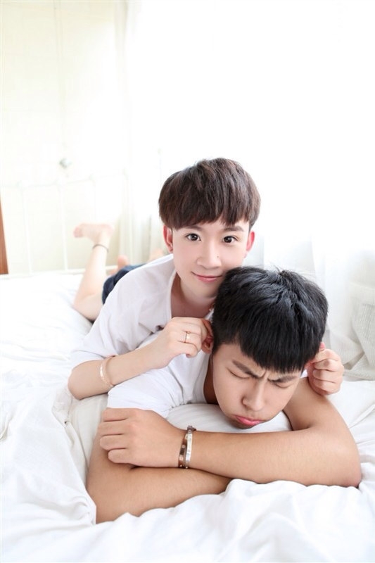 一对gay的结婚照，那个小受太美了！