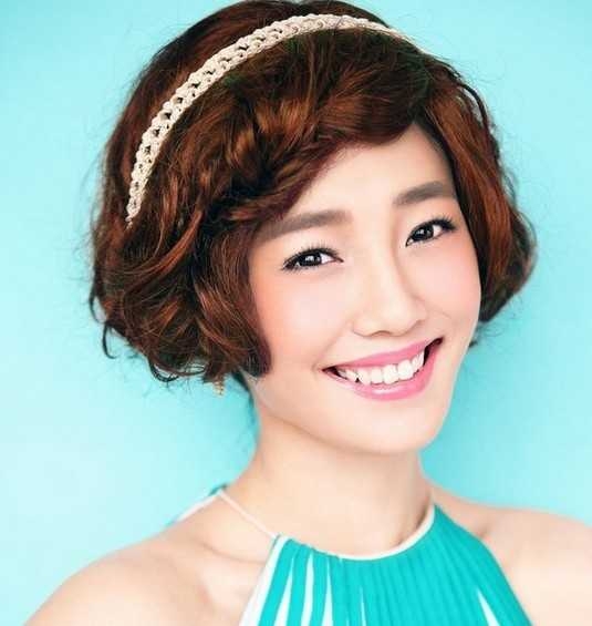 女生可爱短卷发正在流行
