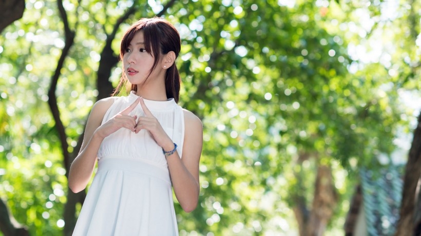可爱邻家美女桌面壁纸