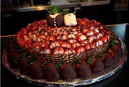 甜蜜红色草莓蛋糕美味图片