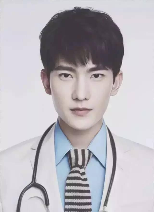减龄又迷人的男生帅气锅盖头发型