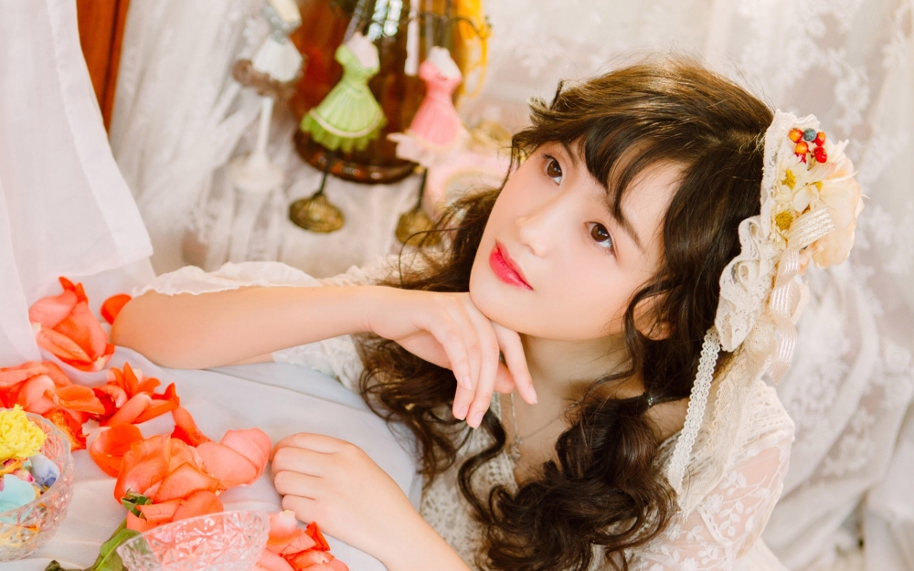 置身花海的美女甜美图片桌面壁纸