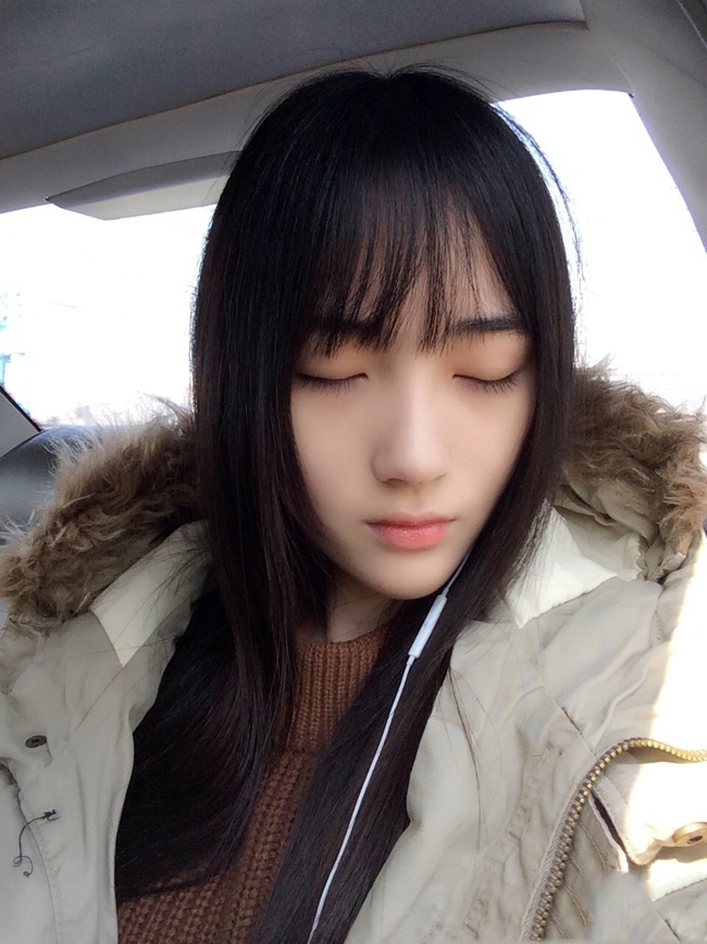 长发飘飘的赵嘉敏 蛾眉皓齿
