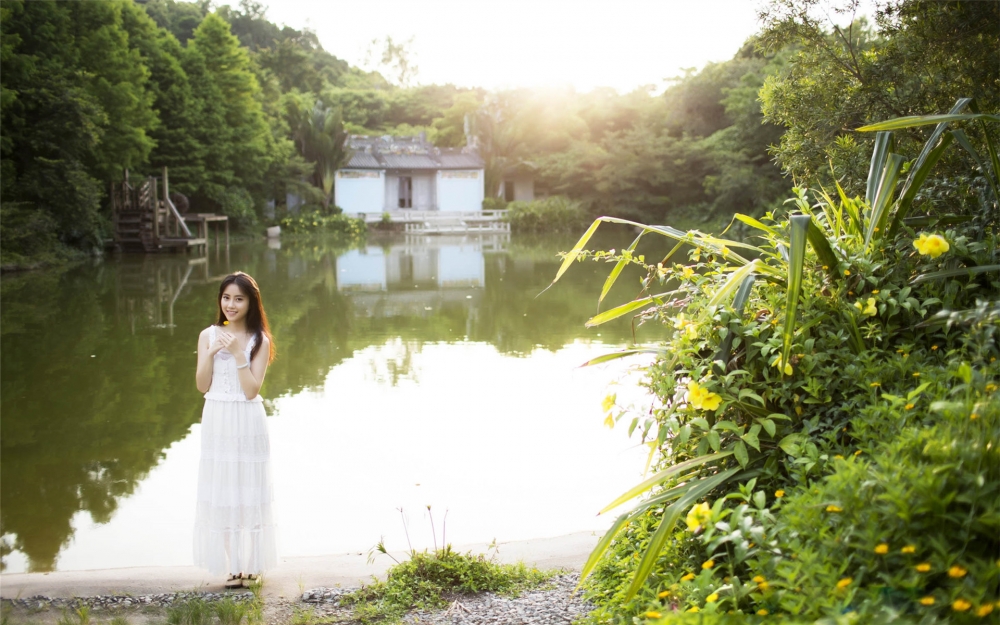 夏日青春活力性感美女桌面壁纸
