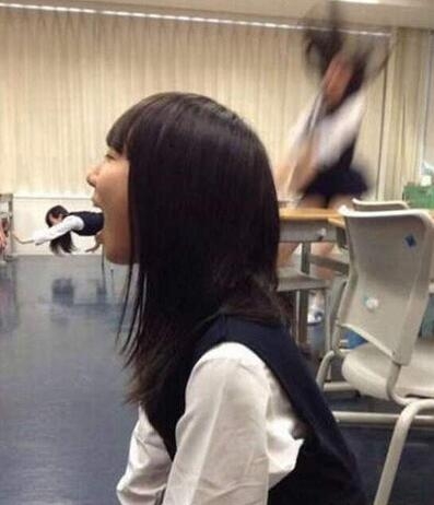后面那妹子是疯了吗
