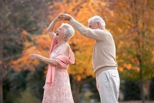 执子之手与子偕老 白发老人甜蜜图片