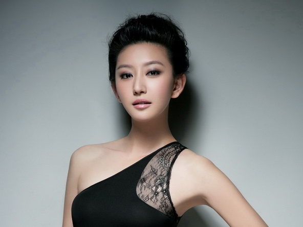 女星唐一菲黑色长裙壁纸