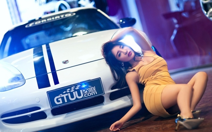 性感火辣车模罗梓丹写真壁纸