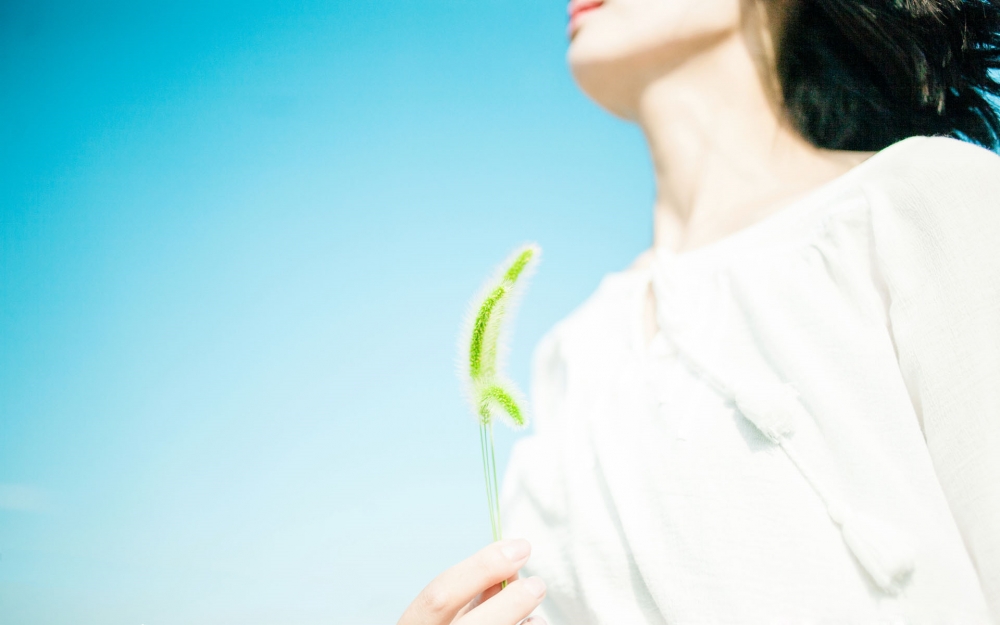夏日青春活力性感美女桌面壁纸