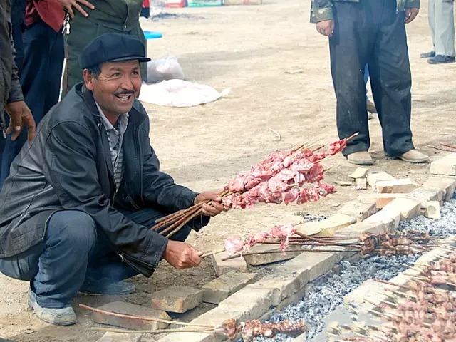 这才叫烤串 你吃的那个只能算牙签肉