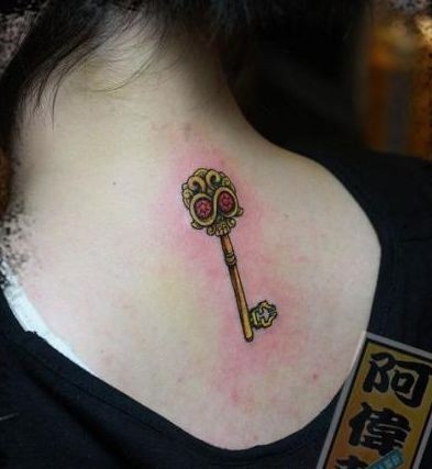 女孩子喜欢的带骷髅的钥匙纹身图片