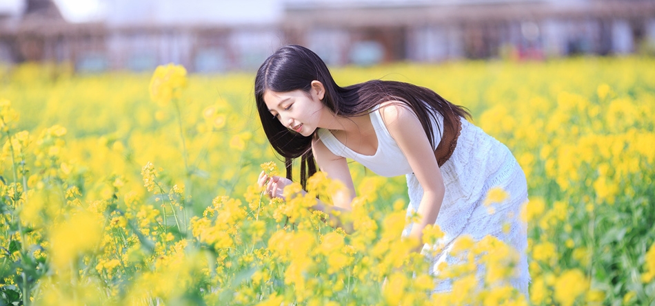 花海里的清新女孩，清纯美女，笑容甜美的美女壁纸