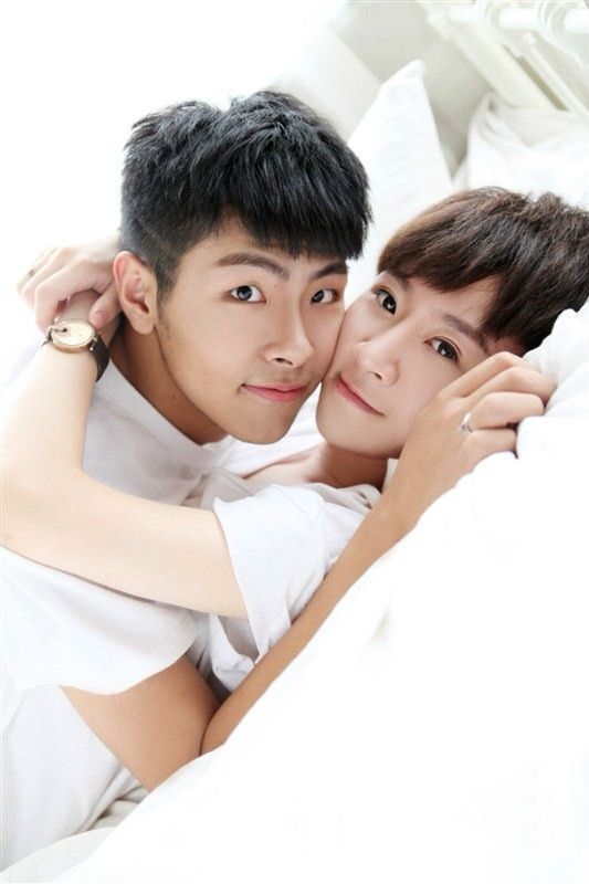 亮瞎你们的眼，一对GAY的结婚照。