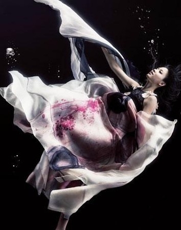 水中'玫瑰"