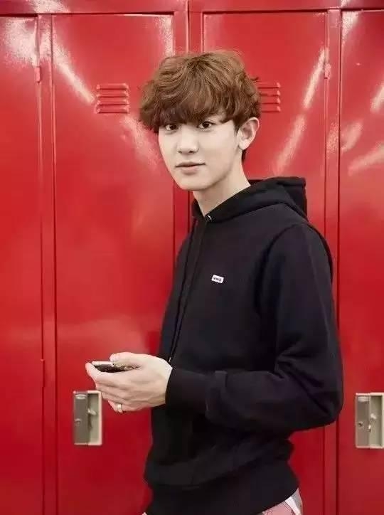 减龄又迷人的男生帅气锅盖头发型