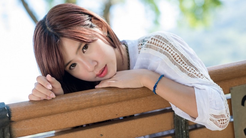 可爱邻家美女桌面壁纸