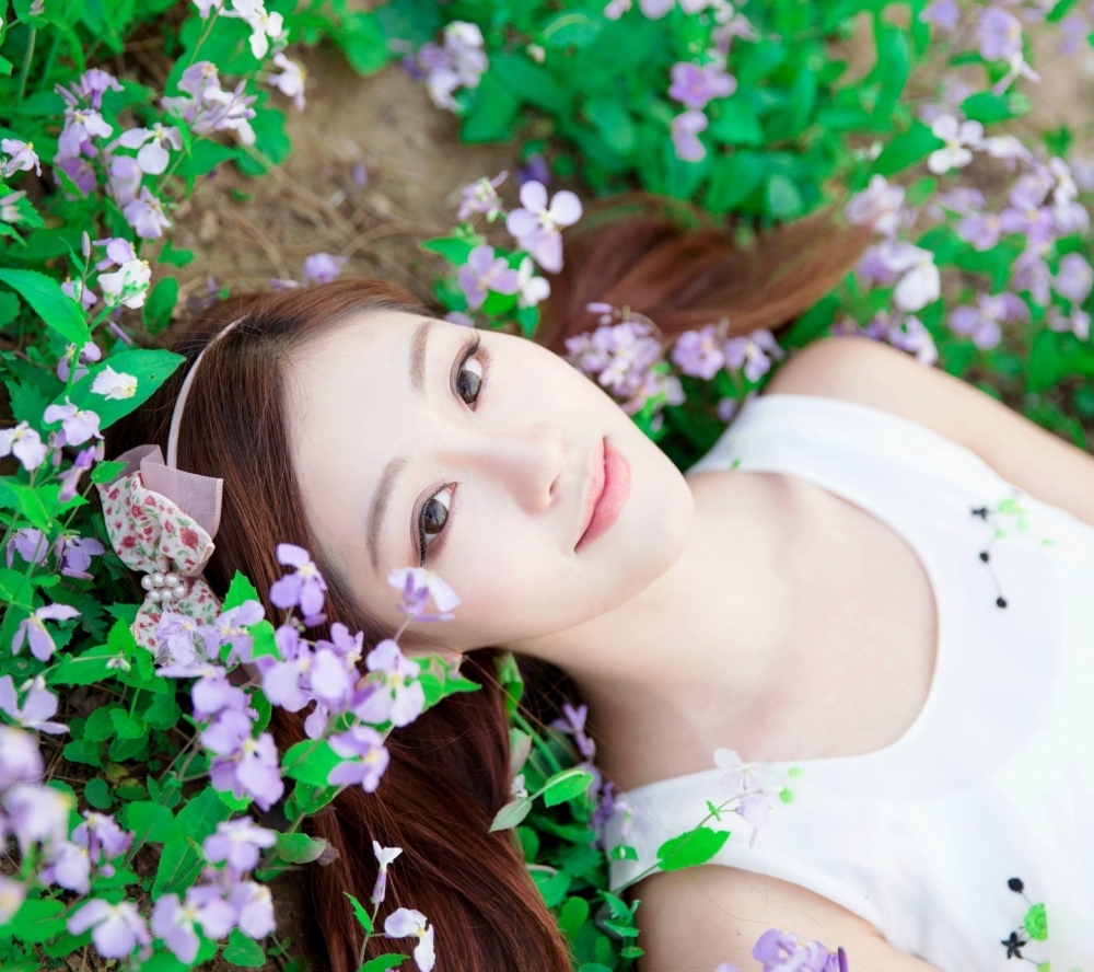 花丛里的极品清纯养眼可爱美女图片手机壁纸下载2