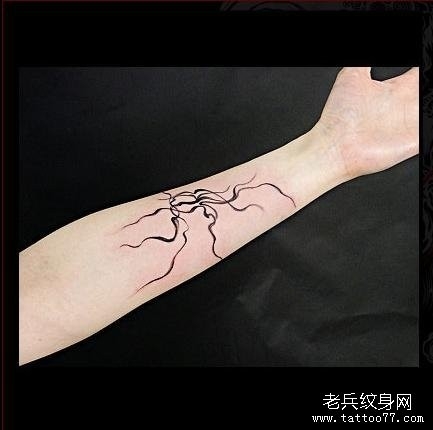 男生手部树根型图腾纹身图片