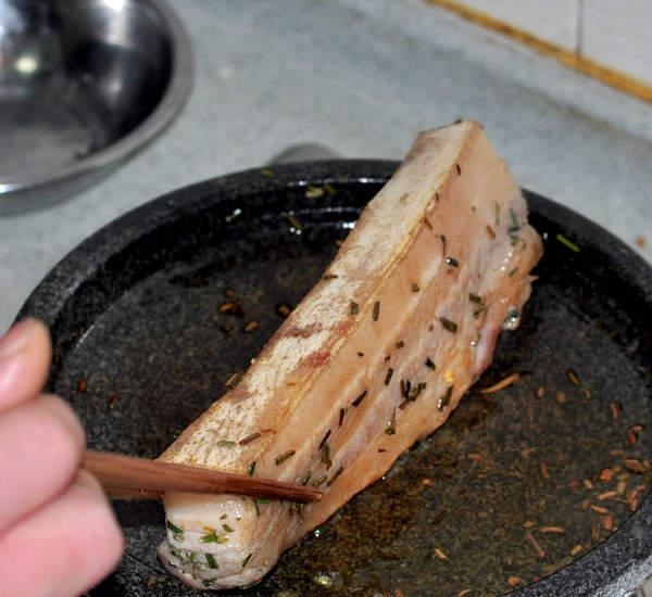 迷迭香煎肉 海洋之露让春日提神