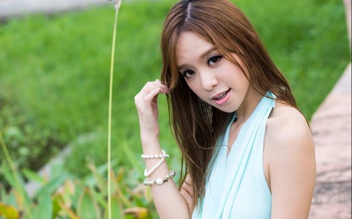 气质美女性感露背连衣裙图片大全