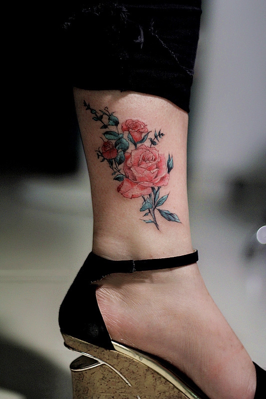 女人似花开，脚踝玫瑰花彩绘纹身