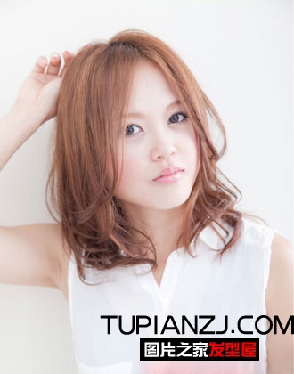 方脸女生适合什么发型 长卷发气质修颜