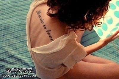 小清新背部女性个性英文字母纹身图案