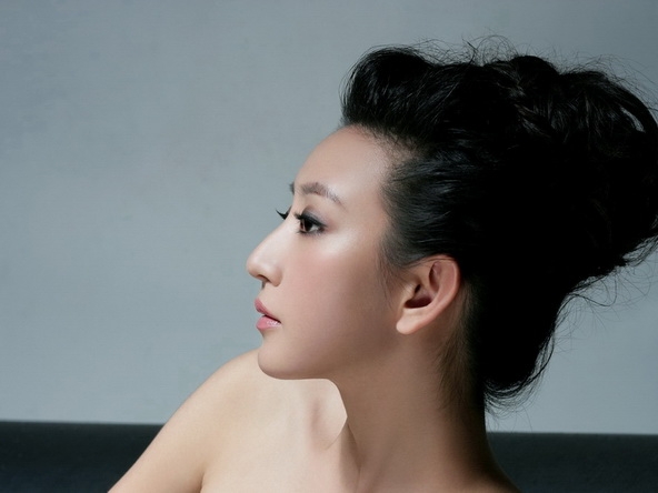 女星唐一菲黑色长裙壁纸