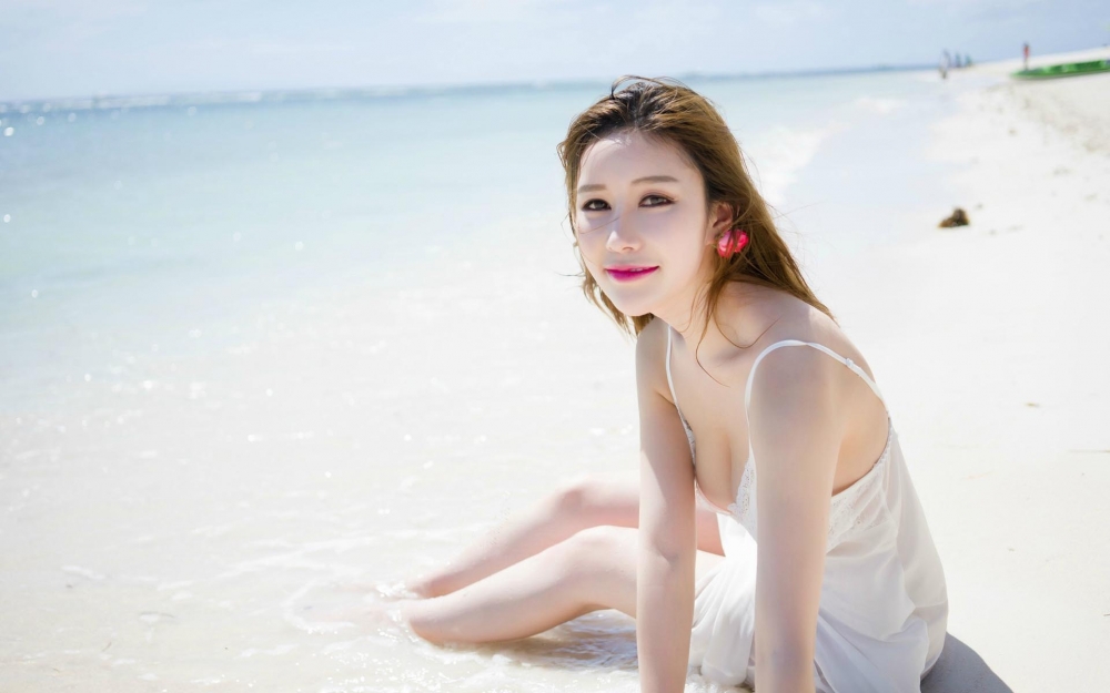 海边长裙美女桌面高清壁纸下载