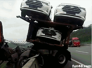 车祸车头悬空的大货车