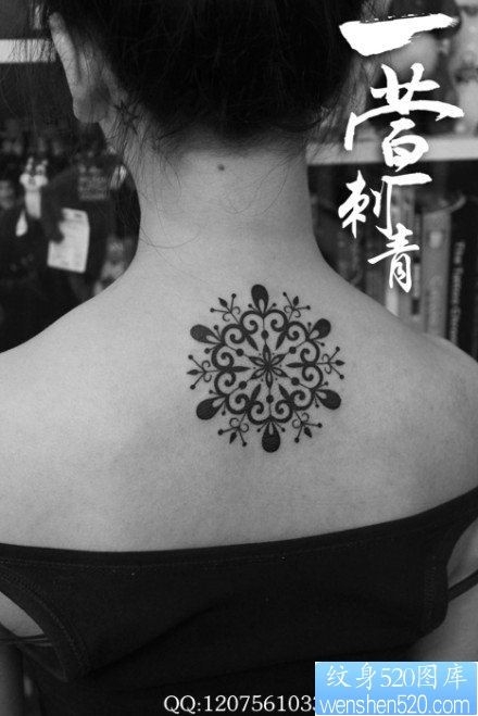 女人后背时尚好看的图腾雪花纹身图片
