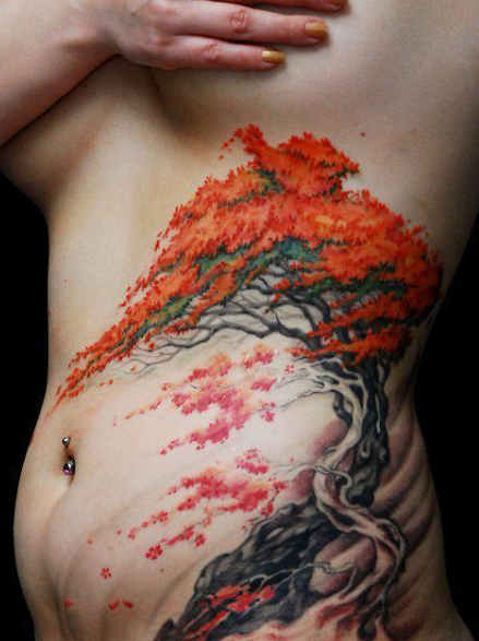 女性腰腹上好看的树纹身图案