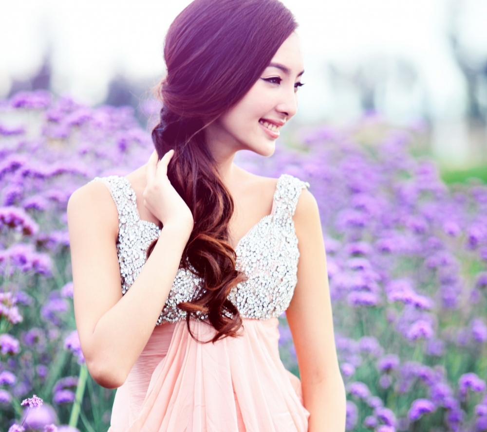 花丛里的极品清纯养眼可爱美女图片手机壁纸下载2