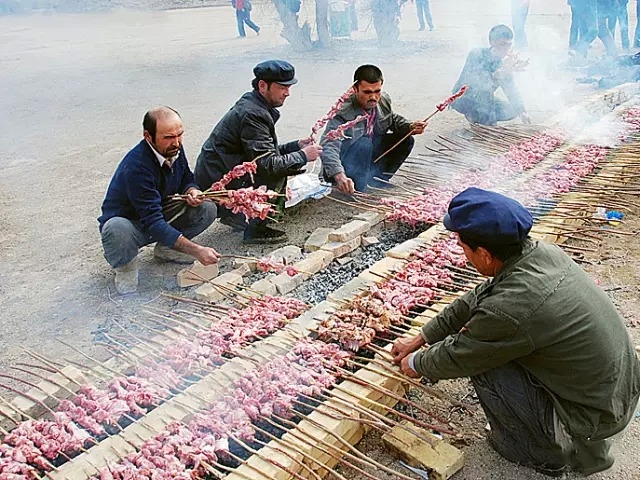 这才叫烤串 你吃的那个只能算牙签肉