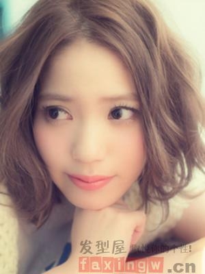 方形脸女生的偏分发型设计  轻松修颜显气质