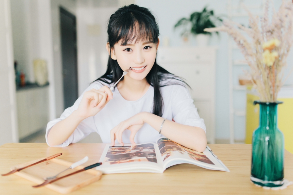悠闲午后阅读电脑桌面壁纸