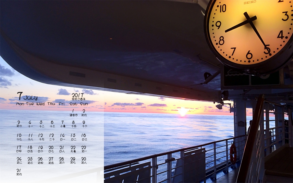 2017年7月海面上的邮轮风光高清桌面日历壁纸