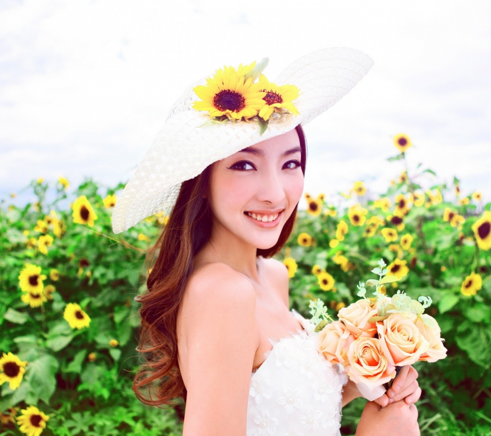 花丛里的极品清纯养眼可爱美女图片手机壁纸下载2